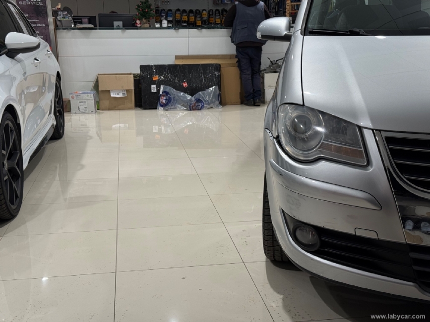 VOLKSWAGEN Touran
