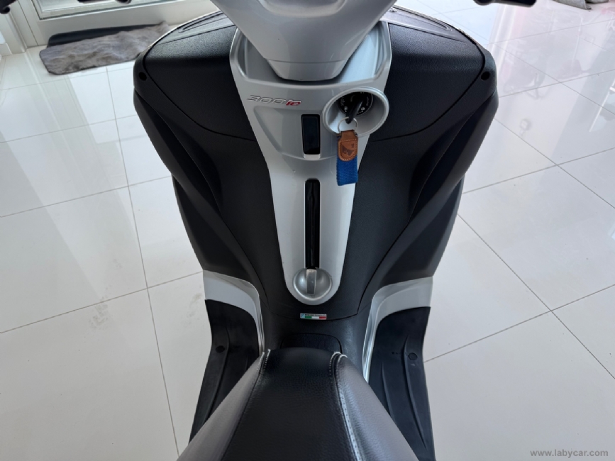 PIAGGIO MP3 - 300CC