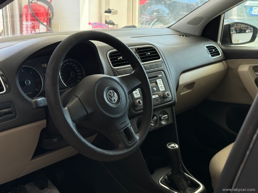 VOLKSWAGEN Polo