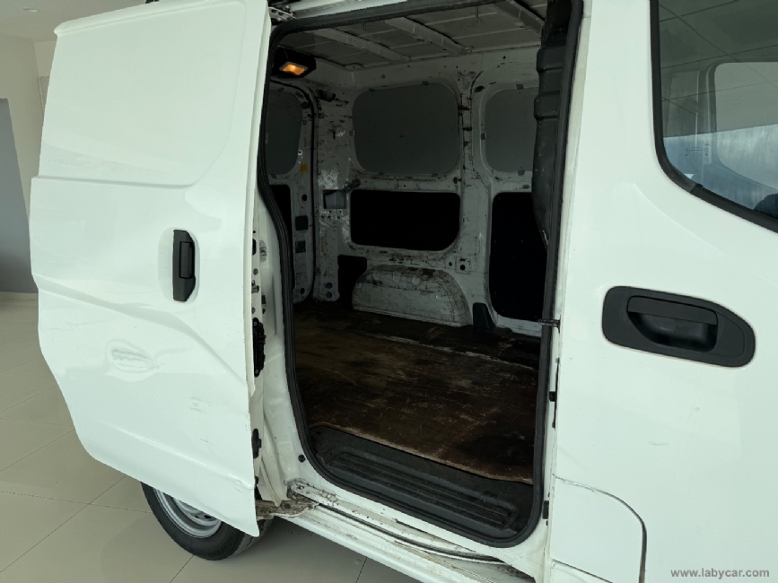 NISSAN NV200