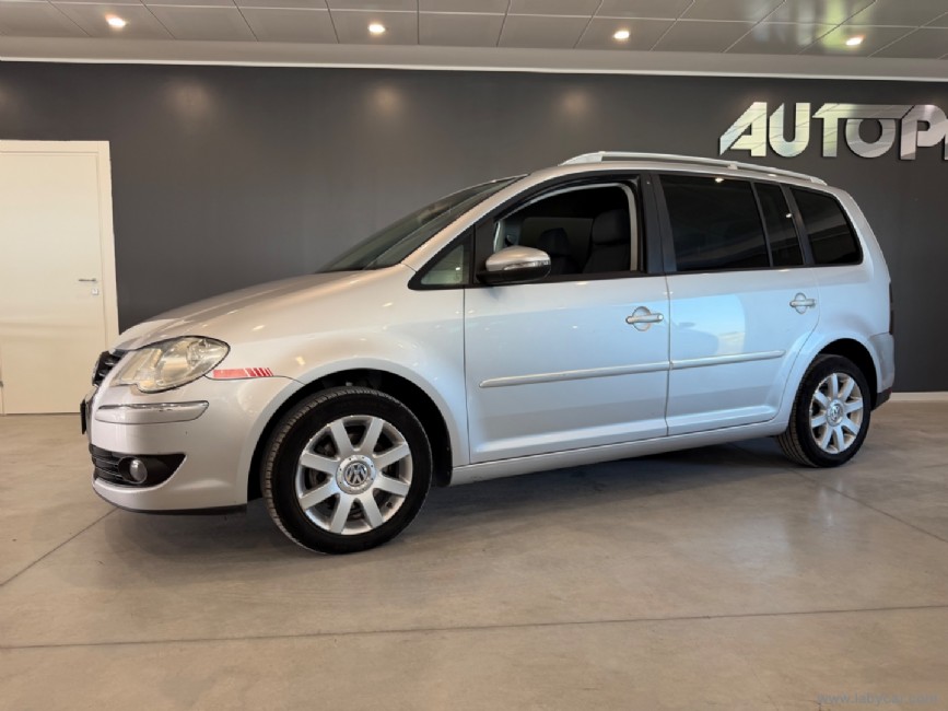 VOLKSWAGEN Touran