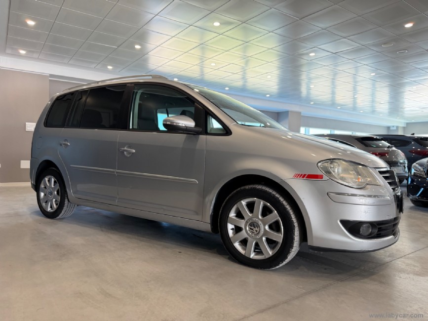 VOLKSWAGEN Touran