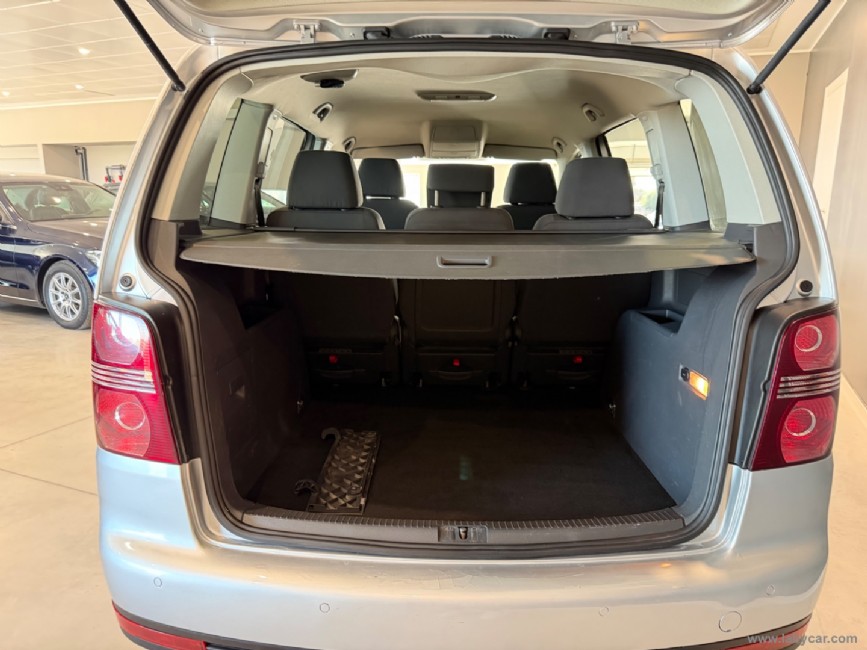 VOLKSWAGEN Touran