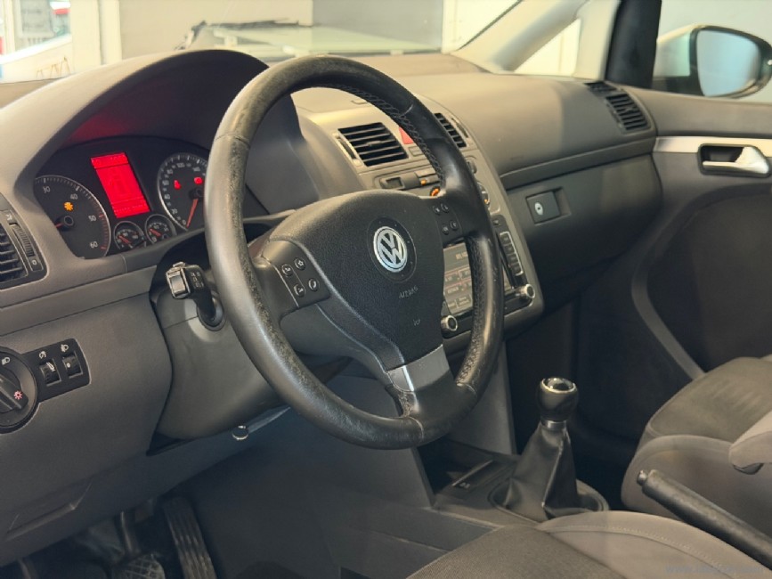 VOLKSWAGEN Touran
