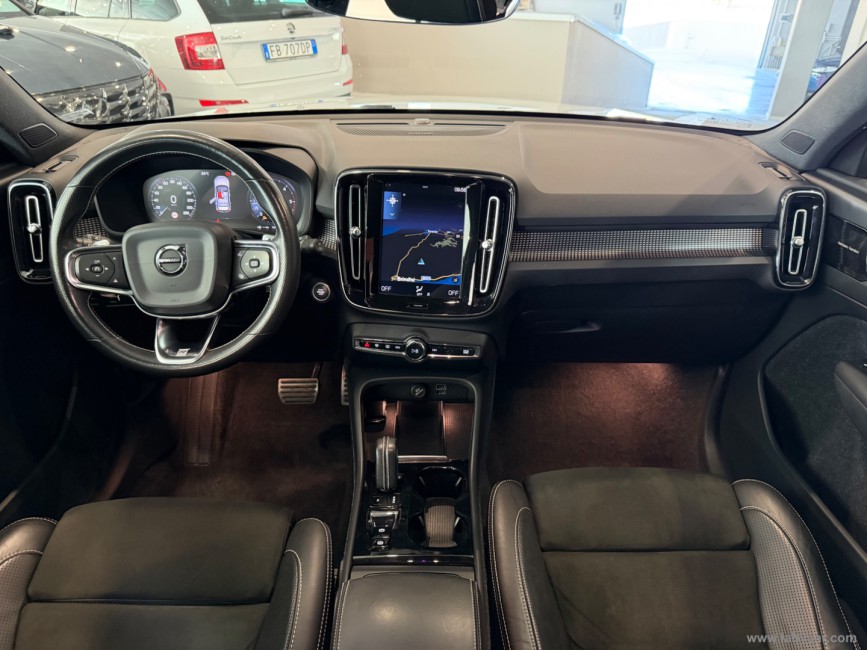 VOLVO XC40