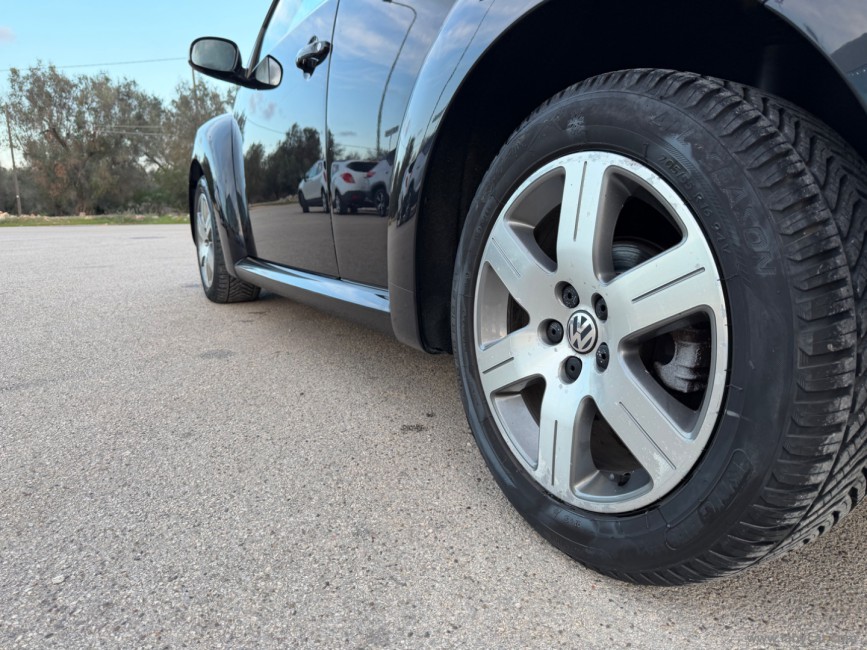 VOLKSWAGEN New Beetle